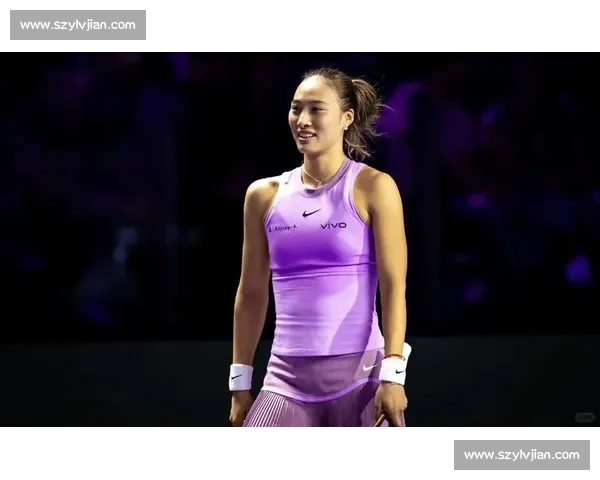 郑钦文晒温网装备：紫色战袍 + 定制战拍，草地战术升级剑指突破